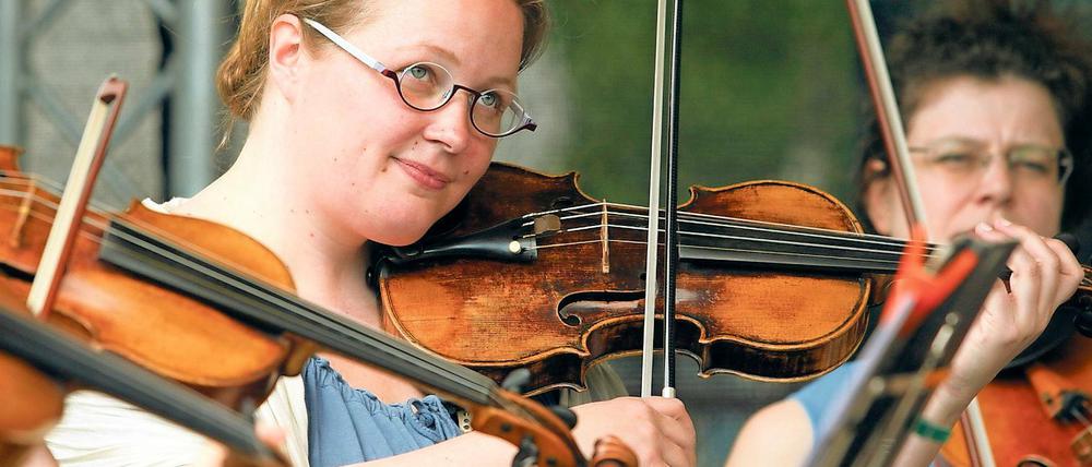 Der Bogen ist näher am Herzen. Laura Rajanen, hier bei der Fête de la Musique in Drewitz, hat sich irgendwann gegen den Golfschläger entschieden.