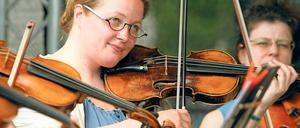 Der Bogen ist näher am Herzen. Laura Rajanen, hier bei der Fête de la Musique in Drewitz, hat sich irgendwann gegen den Golfschläger entschieden.