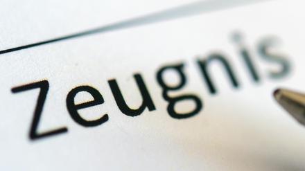Einmal das Zeugnis beglaubigen lassen, das ist in Teltow kostenfrei. In Potsam wird es teuer.