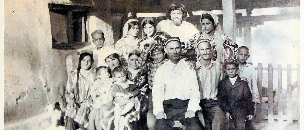 Reisechronik. Christian Heinze mit einer tadschikischen Großfamilie
