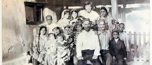 Reisechronik. Christian Heinze mit einer tadschikischen Großfamilie