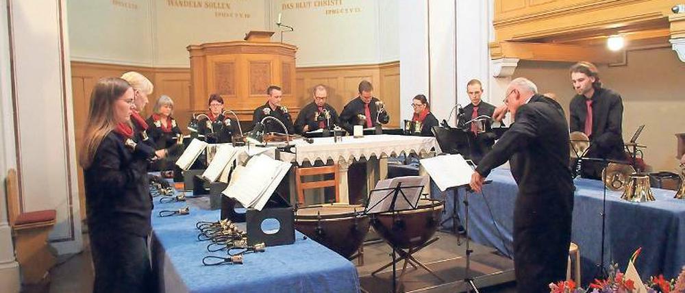 Kling, Glöckchen. Beim Caputher Chor hat jedes Mitglied vier Glocken.