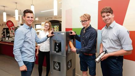 Initiator Lennart Lind (2. v.r.) mit seinen Mitstreitern Adrain Witt, Nora Grochowski umd Tim Stolpe (v.l.n.r.) am neuen Trinkwasserspender der Sportschule.