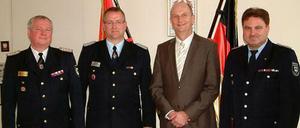 Uniformträger mit Politiker: Der damalige Landesbranddirektor Norbert Zoschke (von links) mit André Dreßler, dem damaligen Innenminister Dietmar Woidke und Carsten Pranz. Damals hatte Brandenburgs heutiger Ministerpräsident Woidke seinen späteren Büroleiter Pranz zum stellvertretende Landesbranddirektor ernannt.
