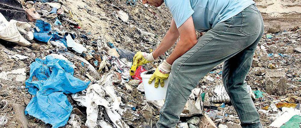 Suche im Abfall. Ein Umweltanalytiker 2007 in der Kiesgrube Markendorf.