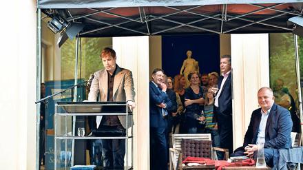 Wider alle Widrigkeiten. Kaum hatte das diesjährige Literaturfestival lit:potsdam richtig begonnen, brach ein Gewitter los und die Gäste saßen im Regen. Doch Erfolgsautor Daniel Kehlmann (l.) machte, begleitet von Jörg Thadeusz (r.), aus einem Holperstart einen besonderen Abend.