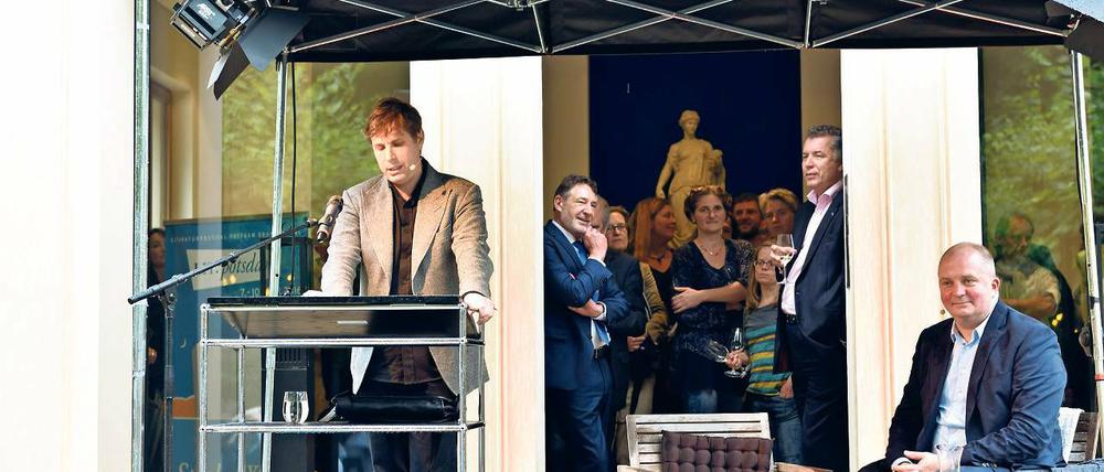 Wider alle Widrigkeiten. Kaum hatte das diesjährige Literaturfestival lit:potsdam richtig begonnen, brach ein Gewitter los und die Gäste saßen im Regen. Doch Erfolgsautor Daniel Kehlmann (l.) machte, begleitet von Jörg Thadeusz (r.), aus einem Holperstart einen besonderen Abend.