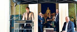 Wider alle Widrigkeiten. Kaum hatte das diesjährige Literaturfestival lit:potsdam richtig begonnen, brach ein Gewitter los und die Gäste saßen im Regen. Doch Erfolgsautor Daniel Kehlmann (l.) machte, begleitet von Jörg Thadeusz (r.), aus einem Holperstart einen besonderen Abend.