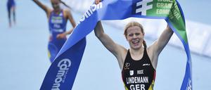 Die Potsdamer Triathletin Laura Lindemann gilt als Deutschlands große Triathlon-Hoffnung. Hier ist sie zu sehen, wie sie die Ziellinie bei der WM in Kanada 2014 überquert - und gewinnt.