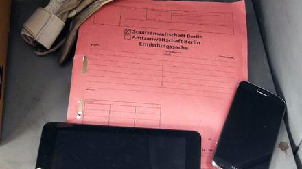 In vierzehn Bundesländern wurden Wohnungen von Hasskommentatoren durchsucht, die Ermittler stellten Handys und Computer sicher.