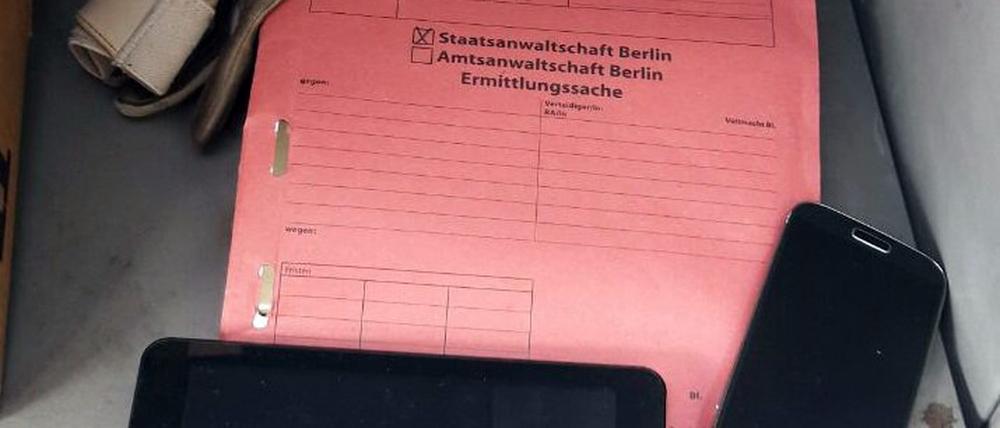 In vierzehn Bundesländern wurden Wohnungen von Hasskommentatoren durchsucht, die Ermittler stellten Handys und Computer sicher.
