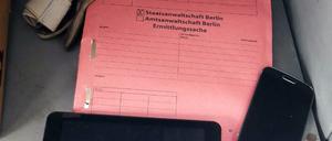 In vierzehn Bundesländern wurden Wohnungen von Hasskommentatoren durchsucht, die Ermittler stellten Handys und Computer sicher.