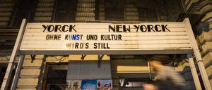Der Schriftzug Ohne Kunst und Kultur wird’s still stand während eines Lockdowns an der Fassade des Yorck Kinos in Berlin Kreuzberg.