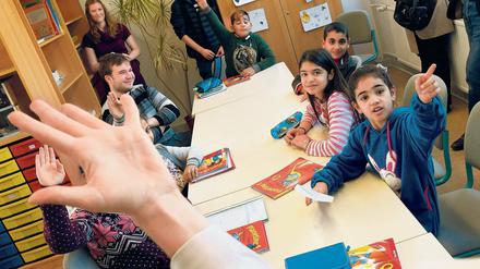 Ankommen. Damit Kinder mit Migrationshintergrund in Schulen Erfolg haben, müssen sie sich dort gut aufgehoben fühlen. Ein positives Schulklima ist laut Forschung für die Integration unabdingbar.