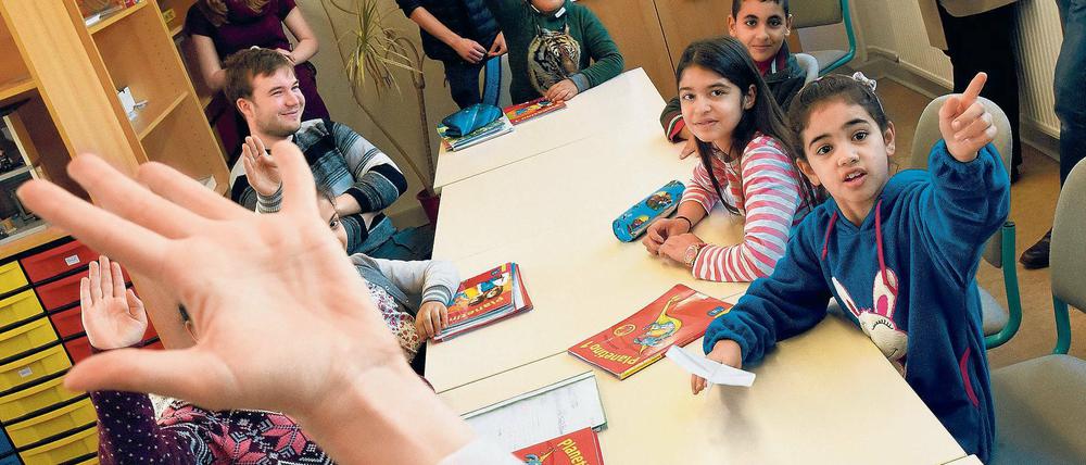 Ankommen. Damit Kinder mit Migrationshintergrund in Schulen Erfolg haben, müssen sie sich dort gut aufgehoben fühlen. Ein positives Schulklima ist laut Forschung für die Integration unabdingbar.