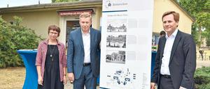Aufgestellt. Seit Freitag gibt es am Neuen Palais die erste Infostele zur Geschichte des Universitätsstandorts. Leonie Kayser, Historiker Manfred Görtemaker und Uni-Präsident Oliver Günther (v.l.) enthüllten die Infotafel.