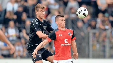 Hart, aber fair. Zum gelungenen Belastungstest wurde das Spiel zwischen dem SV Babelsberg 03 und Zweitligist St. Pauli für beide Teams. Nulldrei-Innenverteidiger Laurin von Piechowski, hier im Zweikampf gegen Nico Empen, bot eine sehr solide Vorstellung.