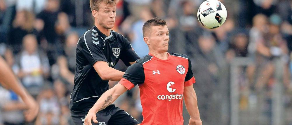 Hart, aber fair. Zum gelungenen Belastungstest wurde das Spiel zwischen dem SV Babelsberg 03 und Zweitligist St. Pauli für beide Teams. Nulldrei-Innenverteidiger Laurin von Piechowski, hier im Zweikampf gegen Nico Empen, bot eine sehr solide Vorstellung.