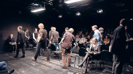 Dokumentar-Theater. 15 Historiker, die das Protokoll kritisch befragen und kommentieren, nehmen den Platz derer ein, die 1942 die Ermordung der europäischen Juden besprachen.