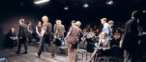 Dokumentar-Theater. 15 Historiker, die das Protokoll kritisch befragen und kommentieren, nehmen den Platz derer ein, die 1942 die Ermordung der europäischen Juden besprachen.