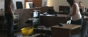 Kriminalbeamte bereiten Beweismittel, die in dem Auto von Silvio S. gefunden haben, am heutigen Montagmorgen im Gerichtssaal aus.