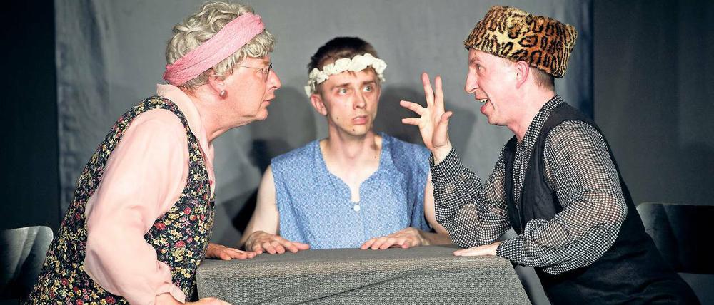 Heilige Scheiße. Mathias Iffert, Stefan Reschke und Rüdiger Braun (v. l.) sind „Die Präsidentinnen“, drei bigotte Toilettenfrauen, die den Aufstand am Küchentisch proben.
