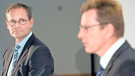 Durchblick? Michael Müller und Flughafen-Geschäftsführer Karsten Mühlenfeld hatten wenig Neuigkeiten zum Flughafen zu verkünden. Und das ist ja eigentlich auch schon eine Neuigkeit.