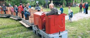 Lokführer Björn Alte. Gelegentlich lädt die Feldbahngruppe auf ein Ründchen auf dem Ziegeleigelände ein.