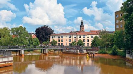Blau zu braun. Schon vor zwei Jahren war die Spree bei Spremberg nicht gerade ansehnlich. Schlamm aus Eisenhydroxid hatte den Fluss braun gefärbt.