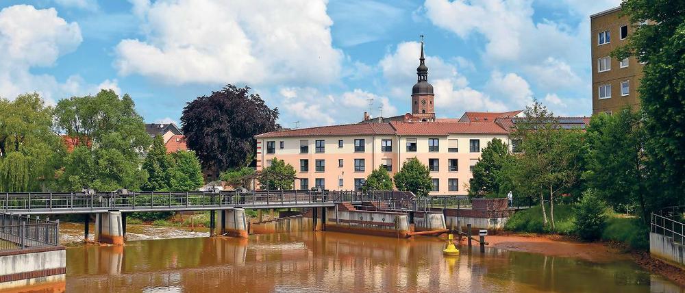 Blau zu braun. Schon vor zwei Jahren war die Spree bei Spremberg nicht gerade ansehnlich. Schlamm aus Eisenhydroxid hatte den Fluss braun gefärbt.