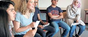 „Haaase mit langem A“. Die Aussprache trainiert Simone Kabst (2.v.l.) mit den Willkommensschülern ganz nebenbei.