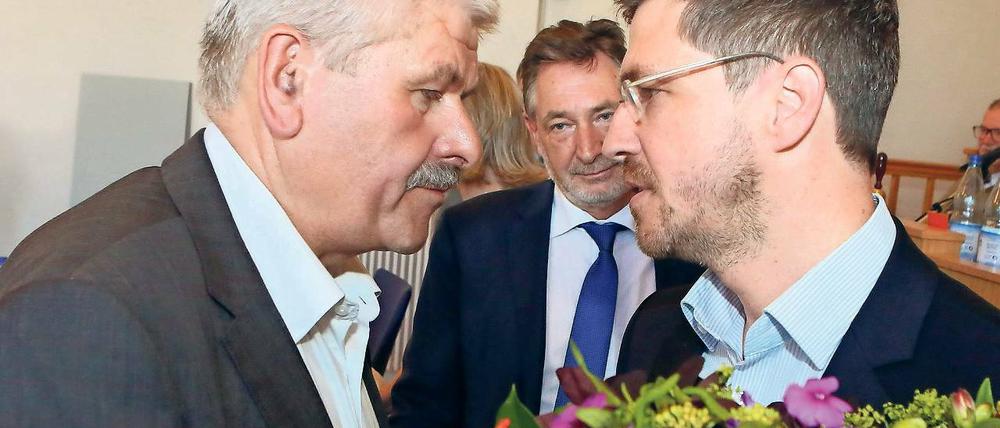 Sieger? Linke-Fraktionschef Hans-Jürgen Scharfenberg (l.) und Potsdams neuer Sozialbeigeordneter Mike Schubert, im Hintergrund Oberbürgermeister Jann Jakobs. Schubert wurde mit nur einer Stimme Mehrheit gewählt – in zwei Wahlgängen vorher fiel er durch.
