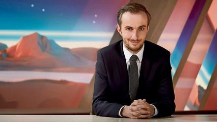 Jan Böhmermann in der Kulisse seiner Show "Neo Magazin Royale"