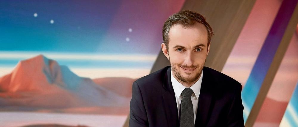 Jan Böhmermann in der Kulisse seiner Show "Neo Magazin Royale"