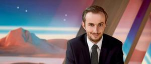 Jan Böhmermann in der Kulisse seiner Show "Neo Magazin Royale"