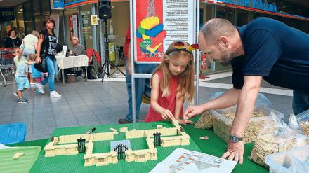 Modellbauer Pascal Lenhard (r.) will den Turm der Garnisonkirche in fünf Tagen aufbauen.