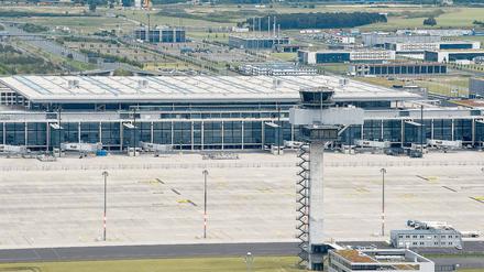 Nur fliegen ist schöner. Um den Pannenairport BER doch noch fertigzustellen, will sich die Flughafengesellschaft neue Milliarden leihen. Berlin, Brandenburg und der Bund sollen dafür bürgen – egal wie lange es dauert.