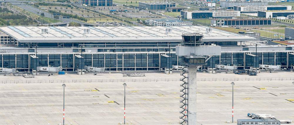 Nur fliegen ist schöner. Um den Pannenairport BER doch noch fertigzustellen, will sich die Flughafengesellschaft neue Milliarden leihen. Berlin, Brandenburg und der Bund sollen dafür bürgen – egal wie lange es dauert.