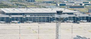 Nur fliegen ist schöner. Um den Pannenairport BER doch noch fertigzustellen, will sich die Flughafengesellschaft neue Milliarden leihen. Berlin, Brandenburg und der Bund sollen dafür bürgen – egal wie lange es dauert.