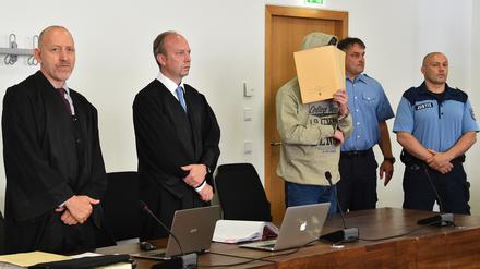 Vor Gericht schwieg der Angeklagte Silvio S. bislang. Während der ersten Vernehmung auf der Polizeistation soll S. sachlich geschildert haben, wie und warum er Mohamed ermordet hat.