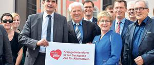 Der Schein trügt. Die Stadtoberhäupter der kreisfreien Städte sind unglücklich über die Ministerpläne, auch wenn es hier anders aussieht. Das Plakat wird gehalten vom Frankfurter Oberbürgermeister Wilke und seiner Amtskollegin aus Brandenburg/Havel, Tiemann.