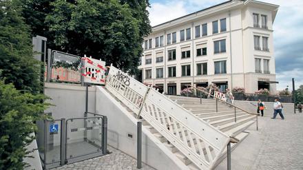 Exklusiv. Die Hebebühne kann nur mit einem Schlüssel benutzt werden.