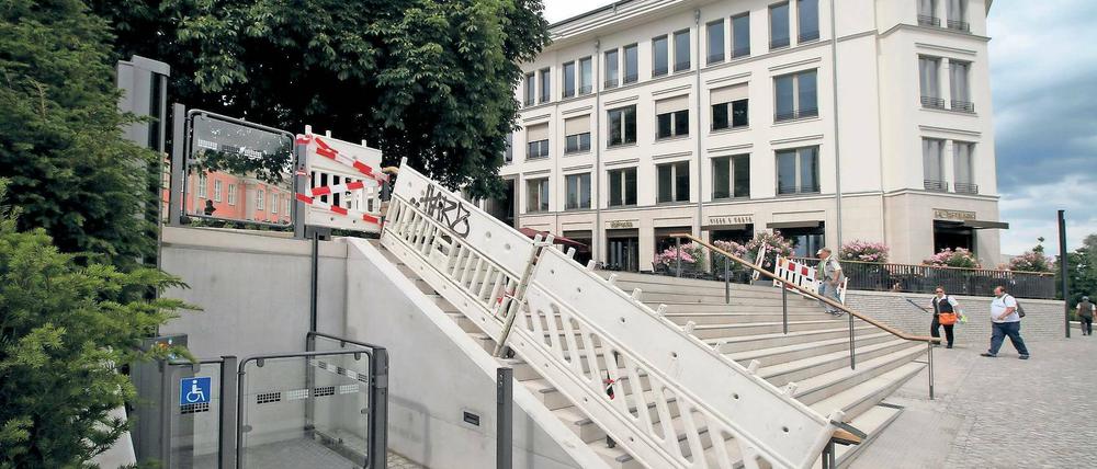 Exklusiv. Die Hebebühne kann nur mit einem Schlüssel benutzt werden.