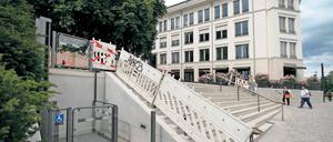 Exklusiv. Die Hebebühne kann nur mit einem Schlüssel benutzt werden.
