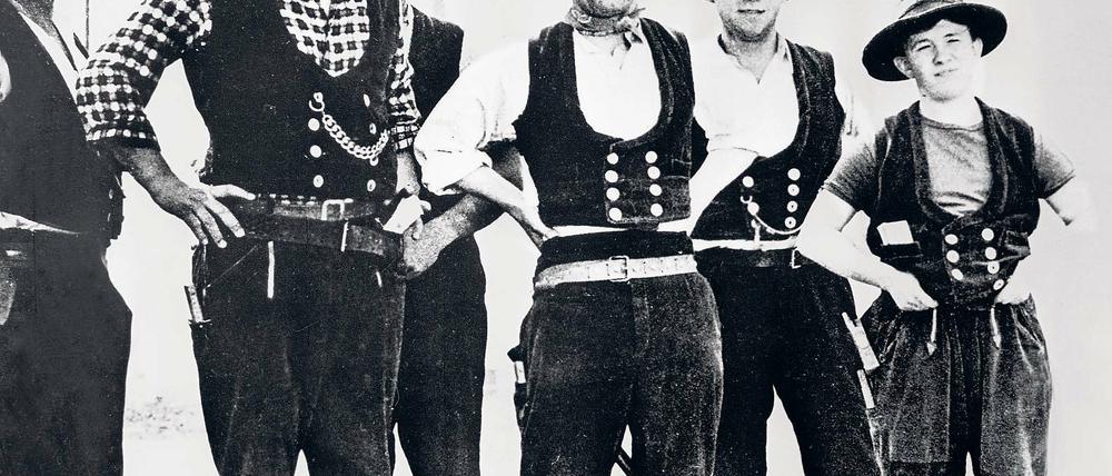 Kerle wie wir. Dominierende Figur in „Spur der Steine“ ist der Brigadier Hannes Balla, dargestellt von Manfred Krug (2. von links), der sich von einem anarchischen Egoisten zu einem pflichtbewussten Mitglied der sozialistischen Gesellschaft wandelt.