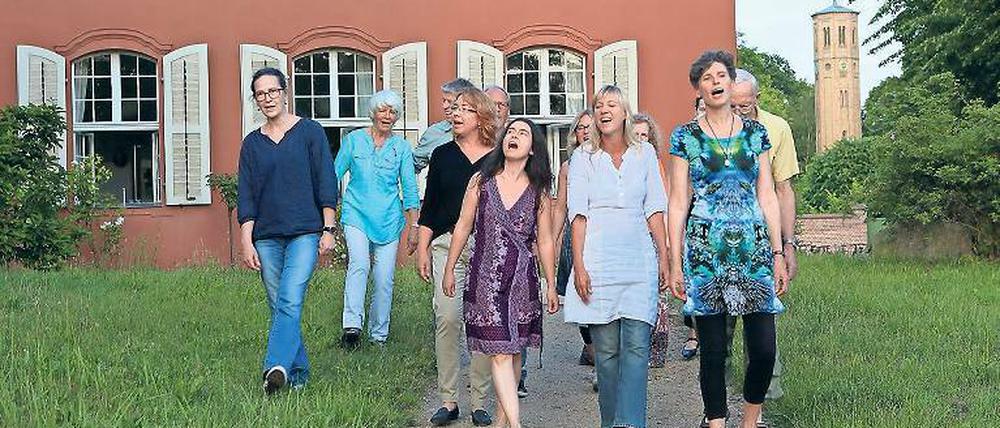 Frei heraus. Die Chorgruppe im Schlossgarten, mit Susanna Glimmerveen (r.).