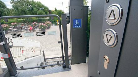 Kaum nutzbar. Der Fahrstuhl an der Alten Fahrt kann nur mit einem speziellen Schlüssel in Gang gesetzt werden, den zudem nicht jeder besitzt. Die Chefin des Landesbehindertenbeirates kritisiert jetzt die Stadtverwaltung.