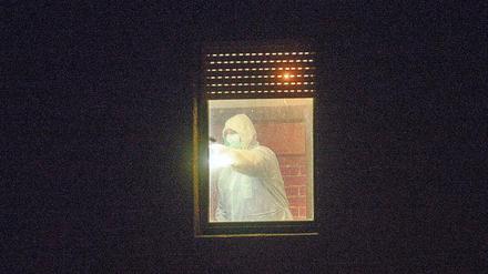 Grausige Details. Polizisten Ende Oktober 2015 durchsuchen die Wohnung von Silvio S. in Kaltenborn.