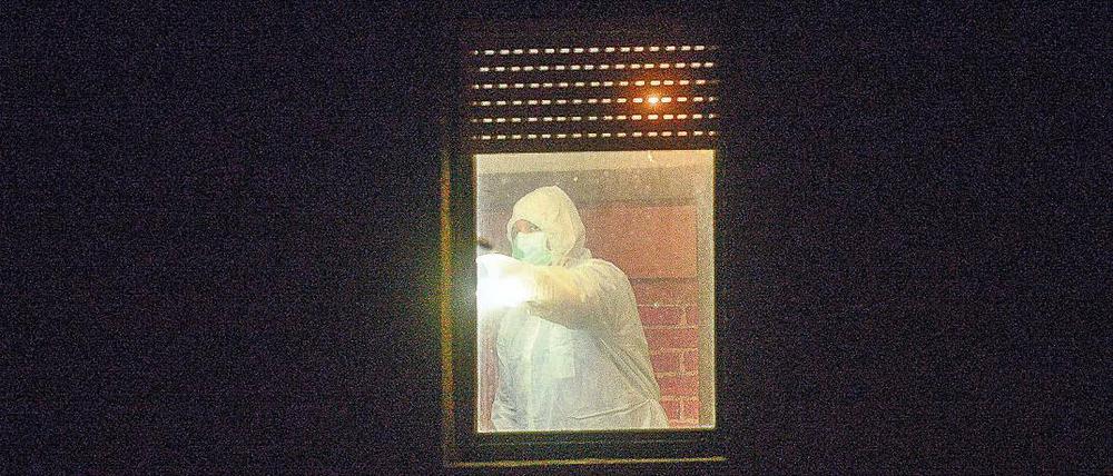 Grausige Details. Polizisten Ende Oktober 2015 durchsuchen die Wohnung von Silvio S. in Kaltenborn.
