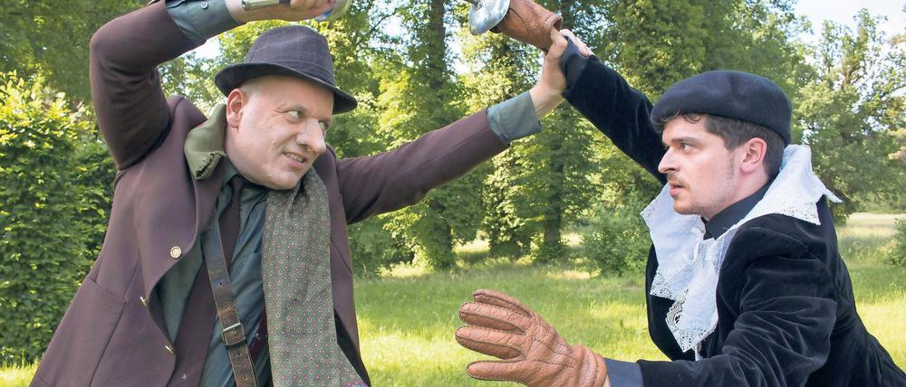 Mussten das Fechten wieder üben. Reiner Gabriel (l). als Cyrano im Duell mit Felix Isenbügel als Vicomte Valvert, der eben noch leichtfertig über Cyranos große Nase spottete.